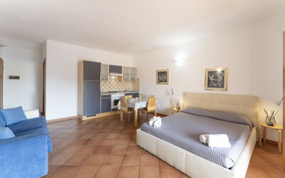 Appartamento Timo: Interior Design, Furniture, Flooring, Bed, Floor, Bedroom, Room, Wood, Ceiling, Bed Sheet
