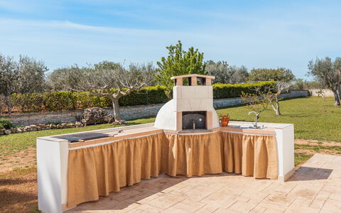 Villa Pallino: Garden, Backyard, Shade, Landscaping, Yard, Outdoor Structure, Patio, Houseplant, Tile