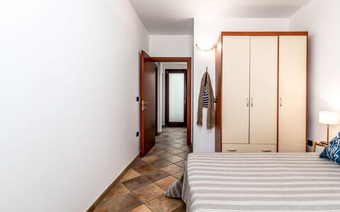 La Vista Mare Da Viola: Interior Design, Flooring, Furniture, Floor, Wood, Room, Ceiling, Bedroom, Apartment, Bed