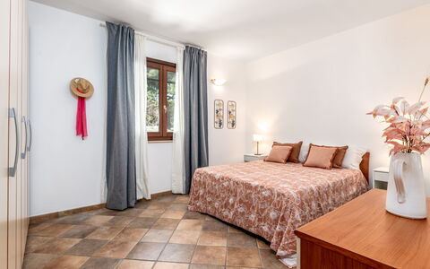 La Vista Mare Da Viola: Furniture, Interior Design, Flooring, Floor, Wood, Bed, Bedroom, Room, Ceiling, Home