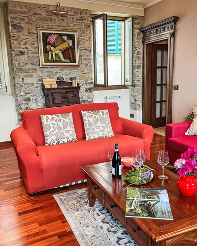 Casa Alfonso e Derna: Furniture, Interior Design, Couch, Flooring, Floor, Table, Room, Wood, Living Room, Picture Frame