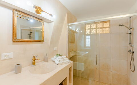 Casa Lea: Plumbing Fixture, Bathroom, Wall, Interior Design, Flooring, Bathroom Sink, Wood, Floor, Tap, Sink