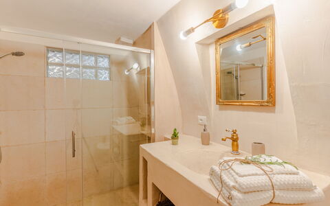 Casa Lea: Interior Design, Plumbing Fixture, Bathroom, Wall, Flooring, Wood, Floor, Bathroom Sink, Tap, Lighting