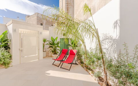 Casa Lea: Flooring, Floor, Flowerpot, Houseplant, Shade, Tile, Flagstone, Courtyard