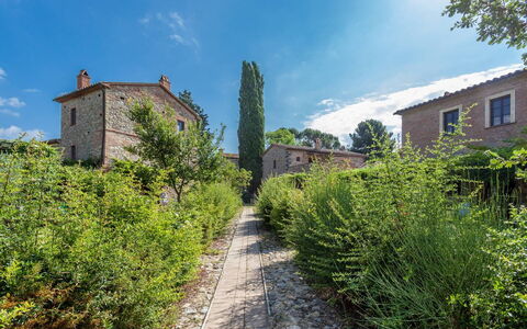Appartamento Vele, Wifi, Near Perugia: Shrub, Estate, Garden, Landscaping, Evergreen, Historic House, Villa, Farmhouse