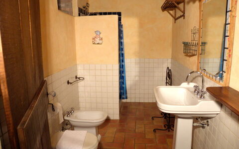 Appartamento Pietra Viva, Wifi, Near Perugia: Bathroom Sink, Flooring, Plumbing Fixture, Wall, Floor, Interior Design, Bathroom, Wood, Sink, Tap