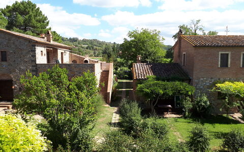 Appartamento Poggiolo, Wifi, Near Perugia: Tree, Building, House, Roof, Residential Area, Home, Rural Area, Shrub, Landscape