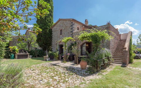 Appartamento Scuderia Del Borgo, Wifi, Perugia: Shrub, House, Door, Home, Estate, Garden, Cottage, Brick, Landscaping