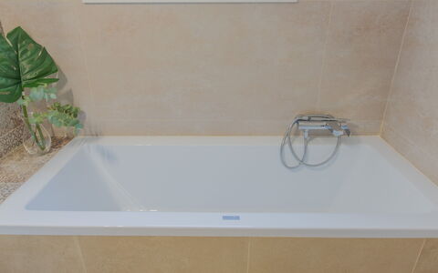 Casa Nonna Netta: Plumbing Fixture, Bathroom, Bathtub, Flooring, Plumbing, Floor, Composite Material, Tap, Natural Material, Tile