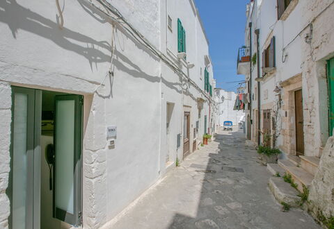Casa Tosca: Wall, Building, Neighbourhood, Architecture, Town, Alley, Facade, Residential Area, Street, House