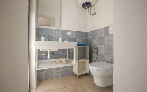 Casa Bolero: Wall, Flooring, Plumbing Fixture, Floor, Toilet Seat, Toilet, Bathroom, Interior Design, Tile, Sink