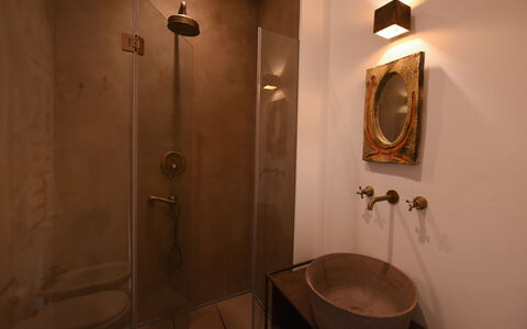 Podere Vigna Nuova: Wall, Plumbing Fixture, Bathroom, Flooring, Interior Design, Floor, Lighting, Brown, Plumbing, Mirror