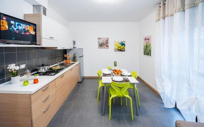 Gavia Trilo 6: Interior Design, Flooring, Floor, Room, Furniture, Ceiling, Apartment, Kitchen, Chair, Countertop