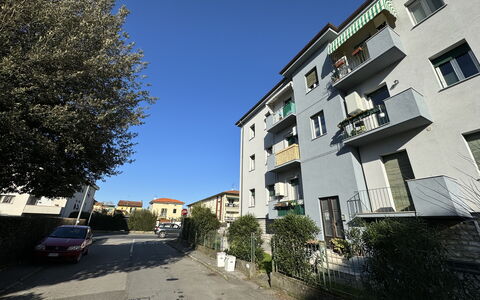 Sto Bene Qua: Building, Window, Residential Area, Road Surface, Neighbourhood, Town, Apartment, Architecture, House, Home