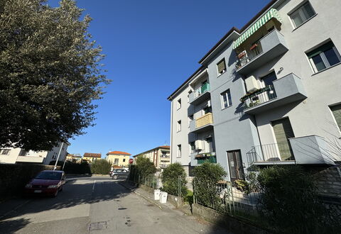 Sto Bene Qua: Building, Window, Residential Area, Road Surface, Neighbourhood, Town, Apartment, Architecture, House, Home