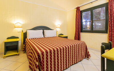 Accommodation:&nbsp;Golden Apartment, Ac, Wifi