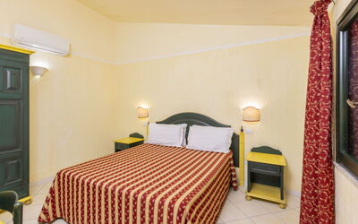 Accommodation:&nbsp;Golden Apartment, Ac, Wifi