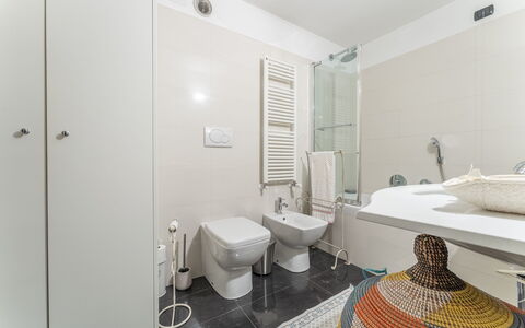 Portello Square Lux Apartment Genova: Flooring, Interior Design, Floor, Plumbing Fixture, Bathroom, Ceiling, Toilet, Room, Plumbing, Tap