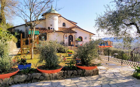 Villa Vernazza: Garden, Cottage, Hacienda, Yard, Flowerpot, Landscaping, Villa, Backyard, Houseplant