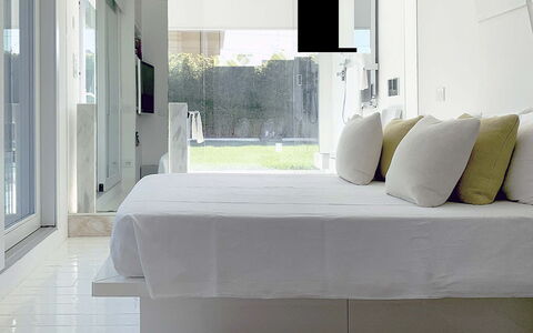 Villa Rosa Del Mare: Interior Design, Bed, Furniture, Bedroom, Flooring, Floor, Bed Sheet, Bedding, Textile, Lighting