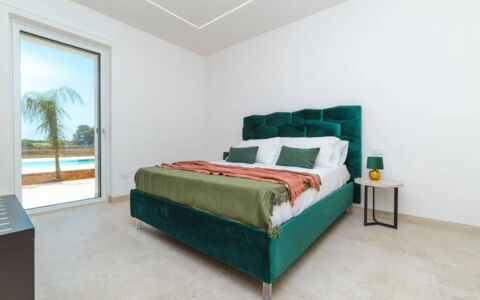 Villa Donnosanto a 5 Minuti Da Spiaggia. Ostuni 10: Bed, Bedroom, Wood, Interior Design, Flooring, Floor, Furniture, Bed Sheet, Bedding, Room