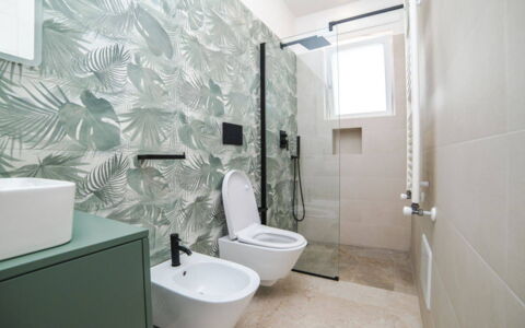 Villa Donnosanto a 5 Minuti Da Spiaggia. Ostuni 10: Plumbing Fixture, Toilet Seat, Toilet, Interior Design, Bathroom, Flooring, Floor, Sink, Bathroom Sink, Plumbing