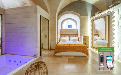 Accommodation:&nbsp;Maiorca Deluxe Room with Bath Tub - Borgo Bianco