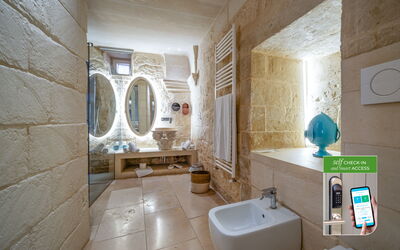Accommodation:&nbsp;Maiorca Deluxe Room with Bath Tub - Borgo Bianco