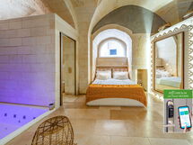 Accommodation:&nbsp;Maiorca Deluxe Room with Bath Tub - Borgo Bianco