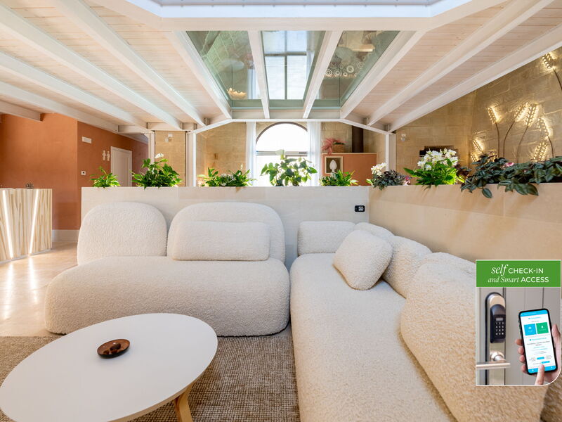 Accommodation:&nbsp;Maiorca Deluxe Room with Bath Tub - Borgo Bianco