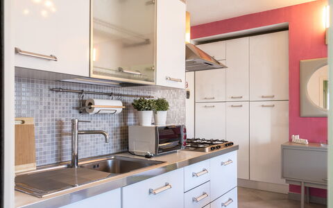 Suite Artemare: Kitchen, Kitchen Appliance, Countertop, Cabinetry, Major Appliance, Interior Design, Kitchen Sink, Furniture, Sink, Home Appliance
