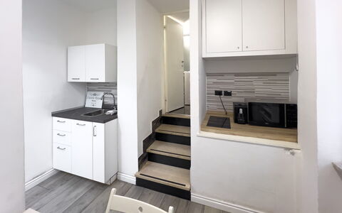 Casa Nina Seconda - Sanremo: Wood, Flooring, Interior Design, Floor, Apartment, Room, Ceiling, Wood Flooring, Kitchen, Major Appliance
