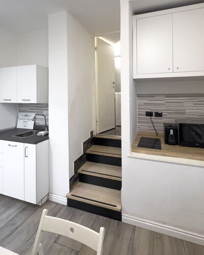 Casa Nina Seconda - Sanremo: Wood, Flooring, Interior Design, Floor, Apartment, Room, Ceiling, Wood Flooring, Kitchen, Major Appliance