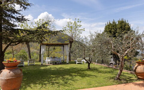 Agriturismo Casa Da Pietro: Furniture, Garden, Backyard, Landscaping, Outdoor Furniture, Chair, Yard, Lawn, Flowerpot, Shade