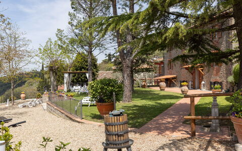 Agriturismo Casa Da Pietro: Flowerpot, Garden, Yard, Houseplant, Landscaping, Chair, Backyard, Courtyard, Hacienda