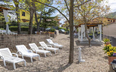 Agriturismo Casa Da Pietro: Outdoor Furniture, Shade, Balcony, Yard, Fence, Chair, Houseplant, Flowerpot, Courtyard, Home Fencing