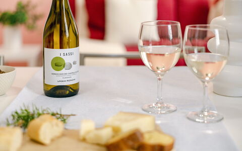 Movie Suite Jesi: Food, Tableware, Bottle, Ingredient, Barware, Drinkware, Glass Bottle