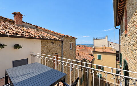Via Roma 39: Wall, Balcony, Brick, Houseplant