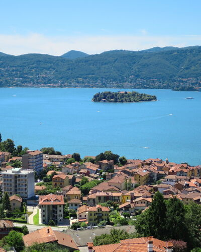 Camelia: Body Of Water, Mountainous Landforms, Coastal And Oceanic Landforms, Hill, Residential Area, Coast, Horizon, Landscape, Mountain, Bank