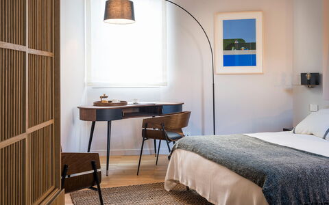 Il Monumento: Furniture, Interior Design, Flooring, Wall, Floor, Bedroom, Wood, Room, Bed, Lighting