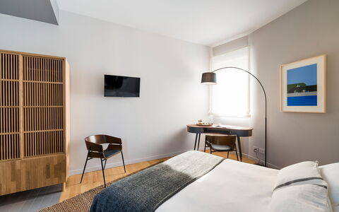 Il Monumento: Furniture, Interior Design, Bed, Bedroom, Bedding, Bed Sheet, Flooring, Floor, Wood, Linens