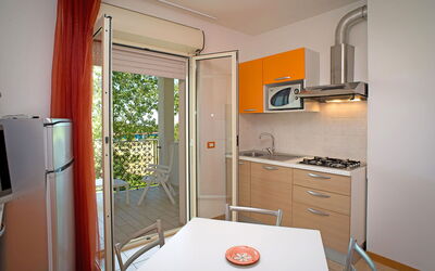 Bilo4: Chair, Wood Stain, Shade, Kitchen & Dining Room Table, Aluminium, Kitchen