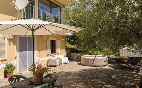 Dimora Lucretili: Shade, Balcony, Houseplant, Flowerpot