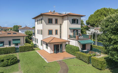 Attico Marino: Residential Area, Shrub, Home, Human Settlement, Estate, Apartment, Balcony, Lawn, Garden, Landscaping