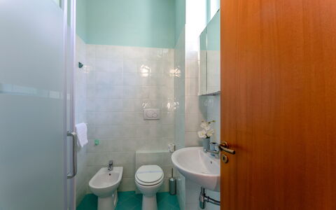 Sweet Conero: Flooring, Interior Design, Floor, Plumbing Fixture, Room, Ceiling, Bathroom, Glass, Tile, Tap