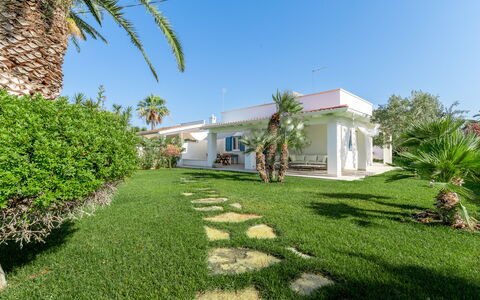 Villa Azzurra Monticelli: Shrub, Residential Area, Garden, Estate, Landscaping, Shade, Hacienda, Lawn, Resort