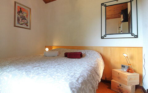 Chalet Giove: Bed, Bedroom, Wall, Furniture, Interior Design, Bed Sheet, Wood, Bedding, Floor, Room