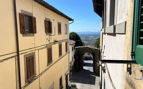 Guelfa 60: Alley, Balcony, Houseplant