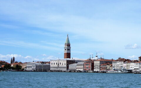 Villa Rosa Apartment: Sky, Blue, Water, Daytime, Building, City, Tower, Waterway, Spire, Steeple