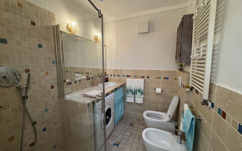 Casa Capolino: Flooring, Plumbing Fixture, Floor, Bathroom, Interior Design, Tap, Bathroom Sink, Plumbing, Tile, Sink